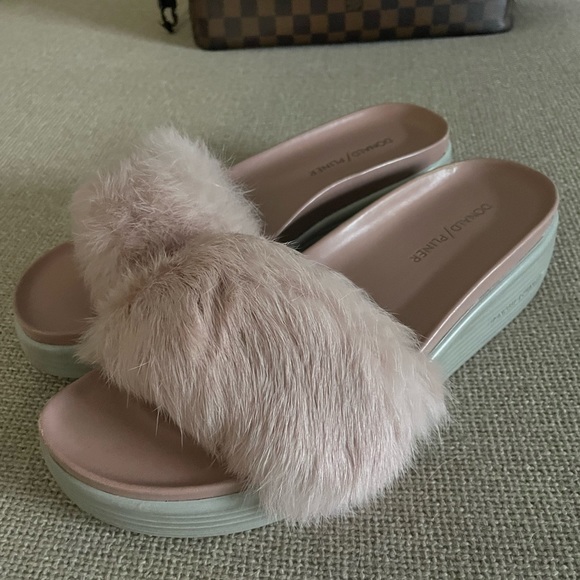 Donald J Pliner Furfi Blush Pink Rabbit Fur Platform Wedge Slide Sandals - Picture 2 of 4